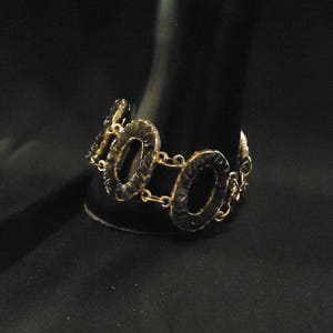 Peut inclure: Un bracelet en or avec des maillons de forme ovale. Les maillons sont textur&eacute;s et ont une finition martel&eacute;e.