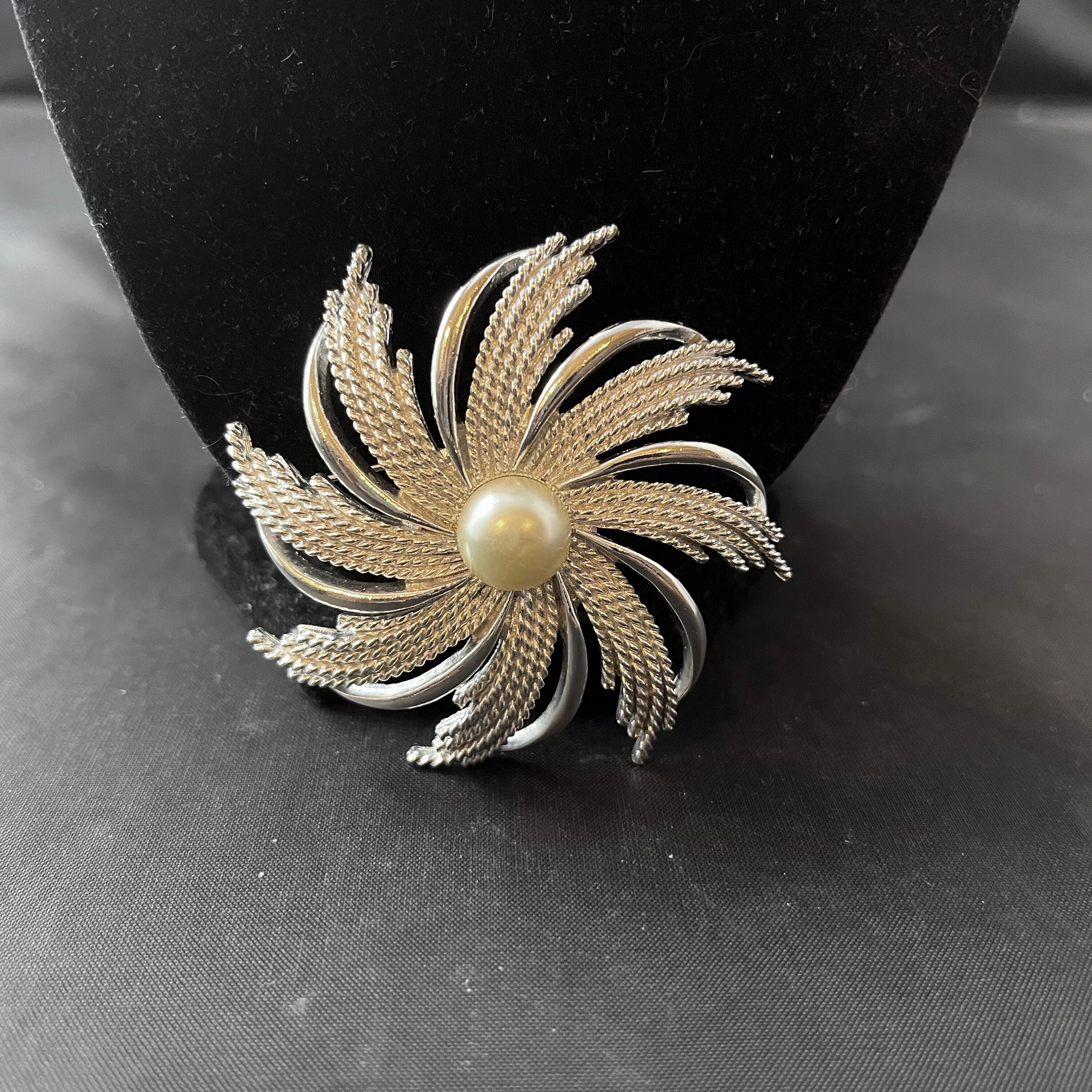 SARAH COV　1960ｓ′　 silver×pearl　brooch 1960s Sarah Coventry Silver Flower Brooch 1967 
