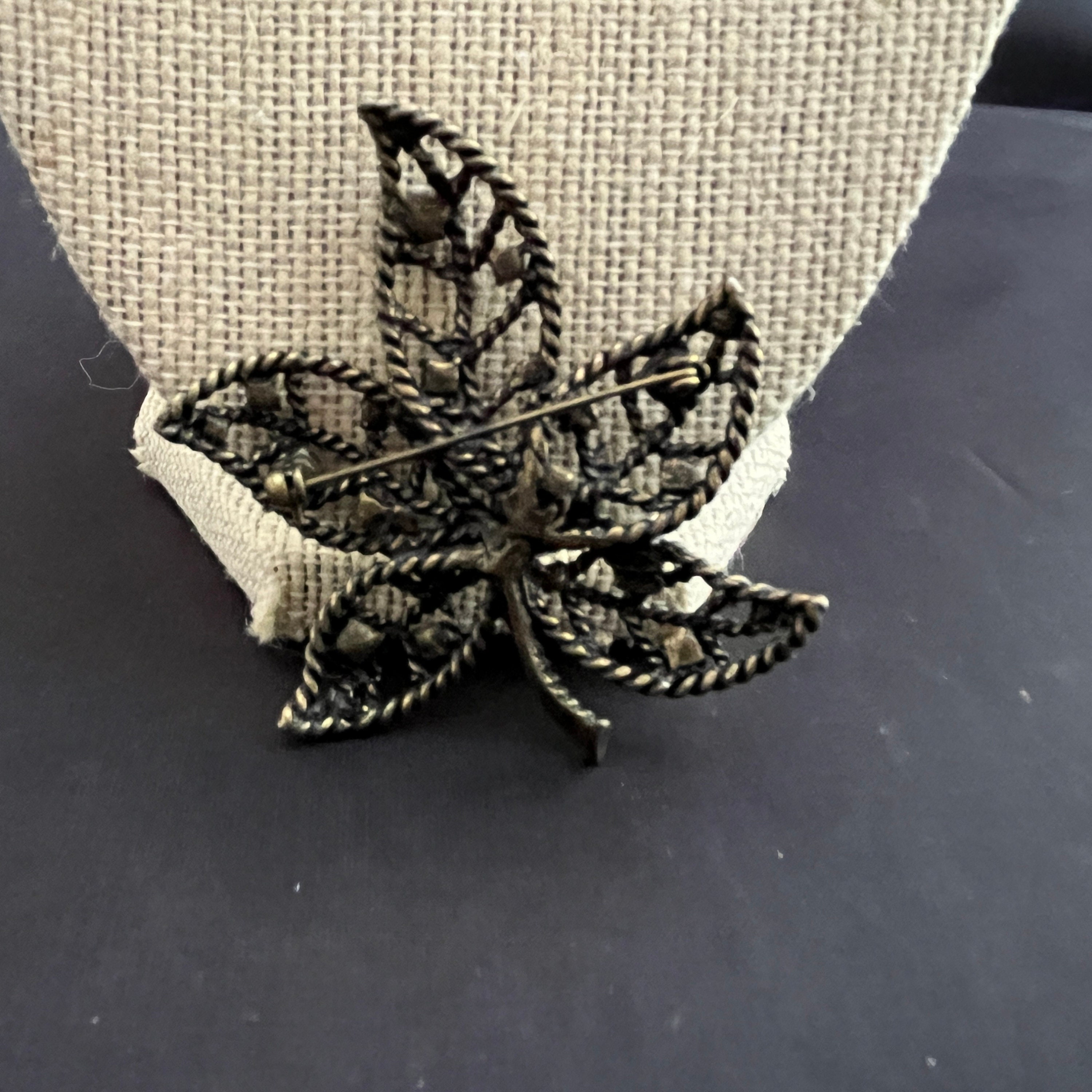 Broche Vintage Signée HS Avon 2004 - Métal Doré Avec Cristaux Verts Et Blancs - Bijou Occasion - Modèle A1
