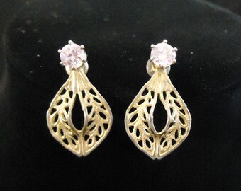 Lavendel kristal doorboorde oorbellen licht paars gouden metalen filigraan bungelen stijl ovale ronde gevormde jaren 1980 vintage kostuum sieraden accessoires