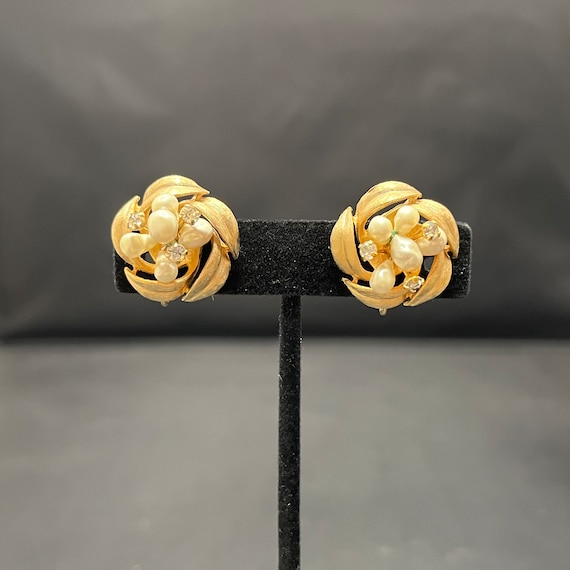 Vintage Clip On Earrings Round Floral Gold Tone L… - image 1