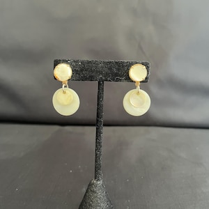 Pearly Shell Dangle Screw Back Earrings Round Circle Slices Cream Beige Off White Gold Metal Details Vintage 1950's Costume Jewelry