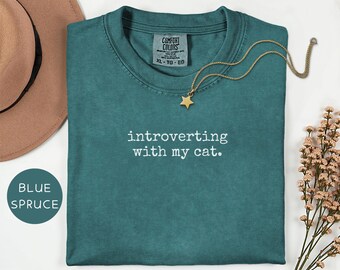 Camiseta "Introverting With My Cat", regalo acogedor para amantes de los gatos, camiseta Comfort Colors®, camiseta con frase divertida sobre gatos, camiseta de gato introvertido, camiseta de mamá gata