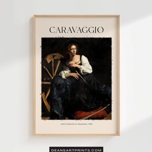 Puede incluir: Una impresión de arte vintage que presenta una pintura de Caravaggio titulada "Santa Catalina de Alejandría" de 1598. La pintura representa a una mujer sosteniendo una espada y sentada en una rueda de madera.
