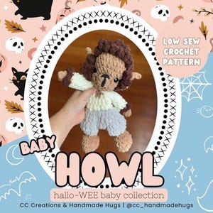 Puede incluir: Una muñeca de bebé de ganchillo hecha a mano con temática de Halloween. La muñeca tiene pelo marrón, una camisa verde claro y pantalones grises. La imagen incluye el texto "BABY HOWL" y "hallo-WEE baby collection". El fondo tiene ilustraciones de Halloween.