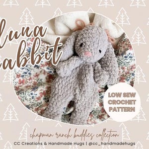 Może przedstawiać: Wzór na szydełku na szarą pluszową zabawkę "luna rabbit". Wzór nosi nazwę "Chapman Ranch Buddies Collection" i pochodzi od CC Creations & Handmade Hugs. Wzór opisano jako "low sew crochet".