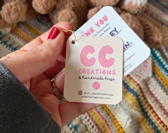 Op de afbeelding: Een roze en wit bedankkaartje met de tekst "CC Creations & handmade hugs", de social media handle "@cc_handmadehugs" en de website "cristinachapman.com".