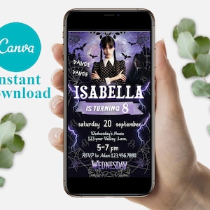 Puede incluir: Una invitación digital morada y negra para una fiesta de cumpleaños número 8. La invitación presenta una imagen de una niña vestida como Wednesday Addams de la familia Addams. El texto de la invitación dice "Isabella cumple 8 años" e incluye la fecha, la hora y el lugar de la fiesta.