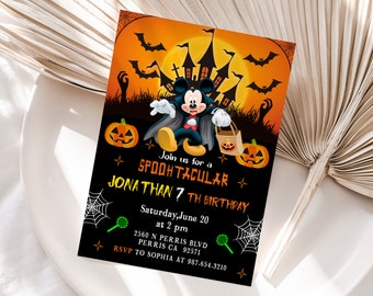 Könnte beinhalten: Eine Halloween-Geburtstagseinladung mit Mickey Mouse, der als Vampir verkleidet ist. Die Einladung hat einen schwarzen Hintergrund mit orangefarbenen und gelben Akzenten. Sie lautet "Join us for a Spoohtacular Jonathan 7th Birthday" und enthält das Datum, die Uhrzeit und den Ort der Party.