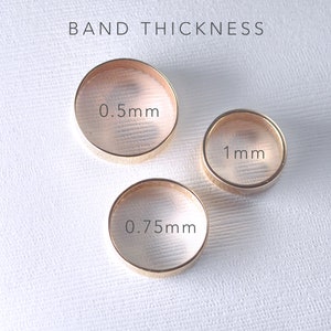 Theia 5mm x 1mm 14K Solid Yellow Gold hammered band, 5MM wide flat gold band, rustic ring, wide gold band, faceted gold band PREORDER Bild 6