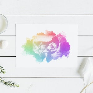 K&ouml;nnte beinhalten: Ein regenbogenfarbener Aquarelldruck eines Ultraschallbildes. Der Druck ist auf wei&szlig;em Hintergrund und von wei&szlig;em Holz umgeben.
