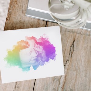K&ouml;nnte beinhalten: Ein Aquarellbild eines Gesichts mit einem Regenbogenhintergrund.