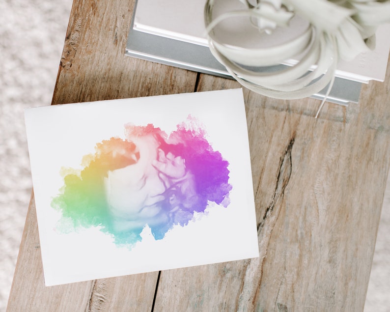 K&ouml;nnte beinhalten: Ein Aquarellbild eines Gesichts mit einem Regenbogenhintergrund.