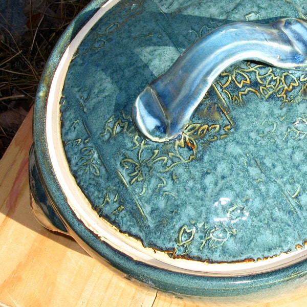 Stoneware Casserole/Baking Dish (2 Quart) with Textured Lid in Shades of Blue and Green