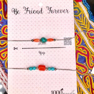 Può includere: Due braccialetti di amicizia argentati con perline turchesi e corallo. La carta recita "Be Friend Forever" e "Share" e "Keep".
