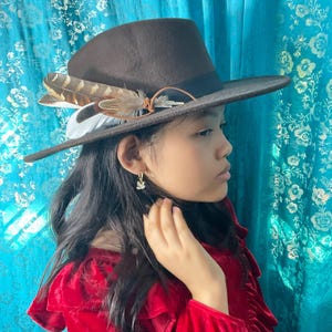 Feather pin hat