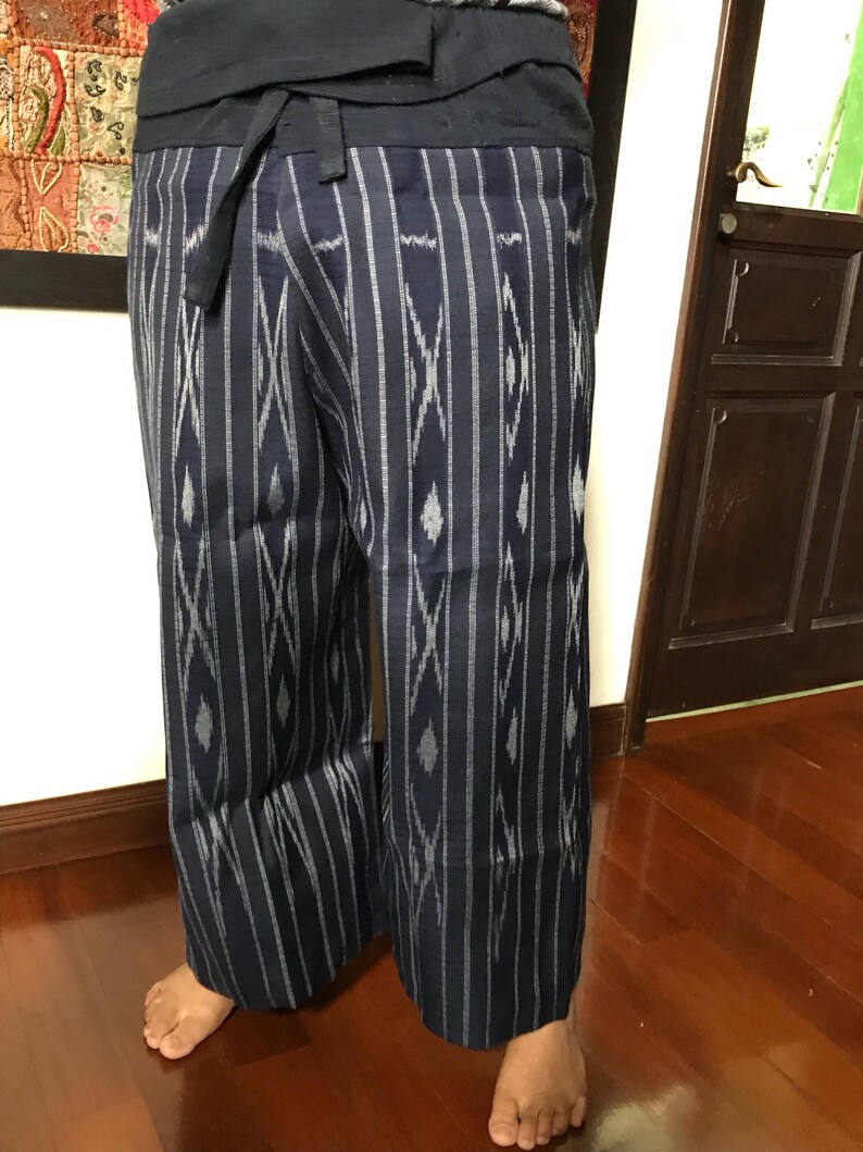 Pu&ograve; includere: Pantaloni blu e bianchi con motivo, con una cintura larga e chiusura a cravatta. I pantaloni sono realizzati in un tessuto morbido e leggero e hanno una vestibilit&agrave; rilassata.