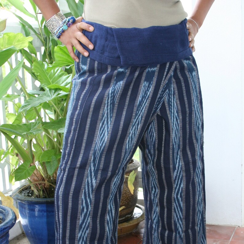 Pu&ograve; includere: Pantaloni a righe blu e bianche con una cintura blu. I pantaloni sono realizzati in un tessuto morbido e confortevole e hanno una vestibilit&agrave; rilassata.