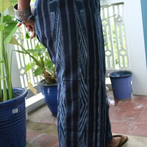 Pu&ograve; includere: Un paio di pantaloni blu e bianchi a righe con un motivo intrecciato. I pantaloni sono realizzati in un tessuto leggero e hanno una vestibilit&agrave; rilassata.