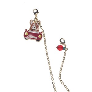 Può includere: Catena d'oro con un ciondolo a forma di auto rossa con un cane di cartone animato alla guida. La catena ha anche una perla rossa con una chiusura dorata.