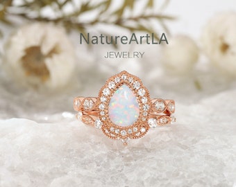 Vintage White Opal Verlobungsring Set Pear Cut Opal Rose Gold Diamant Halo Hochzeitsring Set Opal Braut Set Jubiläum Ring Geschenk für Frauen