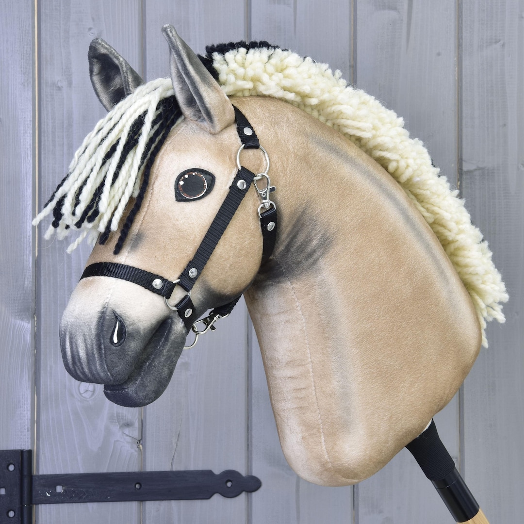 Hobby Horse Frison Black A3, stokpaard compleet met net, bit, teugel, halster en insectenkap. Stokpaard hoofd voor hobby horsing kinderen en jongeren