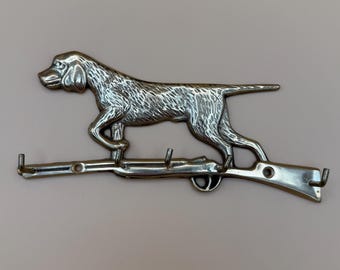 Targa da parete con cane da caccia e fucile, probabilmente in ottone, portachiavi o appendiabiti per guinzaglio, decorazione rustica per baita, design pointer, regalo per amanti degli animali