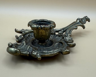 Portacandele a cono in metallo pesante con vaschetta raccogligocce e manico, classico complemento d'arredo, stile rustico.