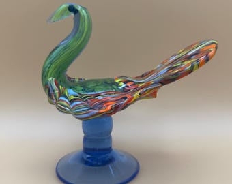 Figura de cisne de cristal artesanal, decoración colorida y coleccionable.