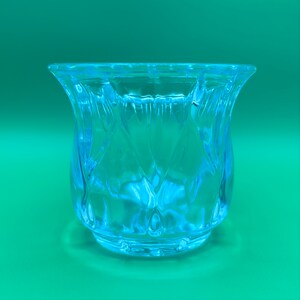 Puede incluir: Un cuenco de vidrio transparente con un patrón texturizado en forma de diamante. El cuenco está vacío y tiene una base ancha y redondeada.