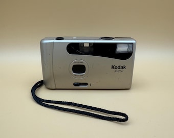 Fotocamera a pellicola Kodak KV250, obiettivo da 28 mm, compatta, oro e nera, punta e scatta, accessorio fotografico dal design classico. Pellicola non inclusa.