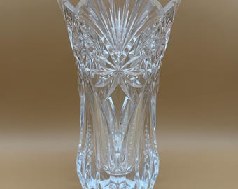 Heavy Lead Crystal Star of David Vase, Elegant Cut Pattern Display Piece 24% Lead Decorative Accent for Home Table Centerpiece or Collection