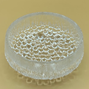 以下が含まれることがあります： 泡のようなテクスチャのデザインが施された透明なガラスのボウル。ボウルは丸い底とわずかに広がった縁を持っています。