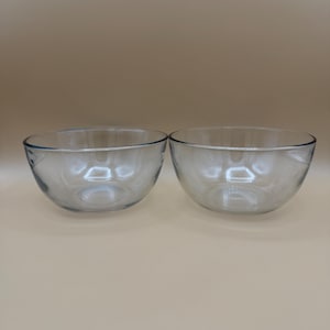 Op de afbeelding: Een set van drie keramische mokken met een gespikkelde, matte afwerking. De mokken zijn in tinten crème, lichtgrijs en donkergrijs. Elke mok heeft een eenvoudig, minimalistisch ontwerp, perfect voor koffie of thee.