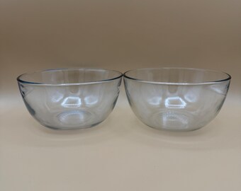 Set di 2 ciotole in vetro trasparente pressato, ideali per servire in cucina o per dessert. Coppia di ciotole classiche, simili a quelle di Anchor Hocking Presence.