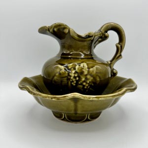 McCoy Keramik Avocado Grün Trauben Wasserkrug und Schüssel Becken Set Mid-Century glasierte Keramik dekoratives Sammlerstück Wohnaccessoire