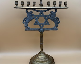 Menorah di Hanukkah con leone e stella ebraica, design in metallo pesante misto con dettagli raffinati, pezzo tradizionale per le festività, decorazione per la casa in stile ebraico.