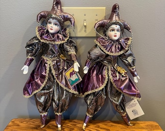 Bambola Mardi Gras del Grand Casino Gulfport Biloxi in viola e oro, regalo per i soci del 1998, statuetta da collezione del giullare Mark Roberts venduta separatamente.