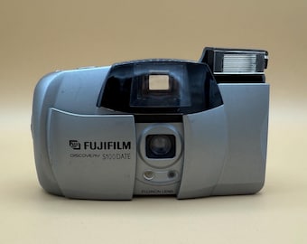 Fotocamera Fujifilm Discovery S100 Date 35 mm a pellicola, grigio/nero, compatta, punta e scatta, autofocus, design da collezione, richiede batterie.
