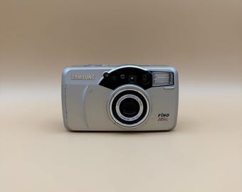 Fotocamera Samsung Fino 105G Gold con dettagli argento e neri, compatta, punta e scatta, stile 35 mm, da collezione, look retrò
