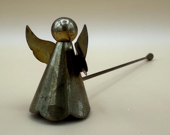 Spegnifiamma a forma di angelo in metallo, probabilmente in ottone o zinco rivestito, accessorio decorativo per candele, classico oggetto da collezione per l'arredamento di casa.