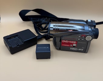 Videocamera Hitachi Ultravision Hybrid con DVD, HDD, Cinema Res, elaborazione avanzata delle immagini, batteria e caricabatterie inclusi, registrazione video digitale.