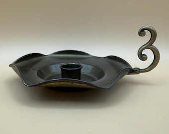 Candeliere in metallo con manico, base smerlata, manico decorativo a ricciolo, probabilmente in ottone, portacandele classico a cono, decorazione per la casa.