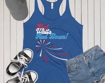 Tanque rojo, blanco y boom del 4 de julio: tanque de fuegos artificiales retro. Camiseta sin mangas con espalda cruzada para mujer