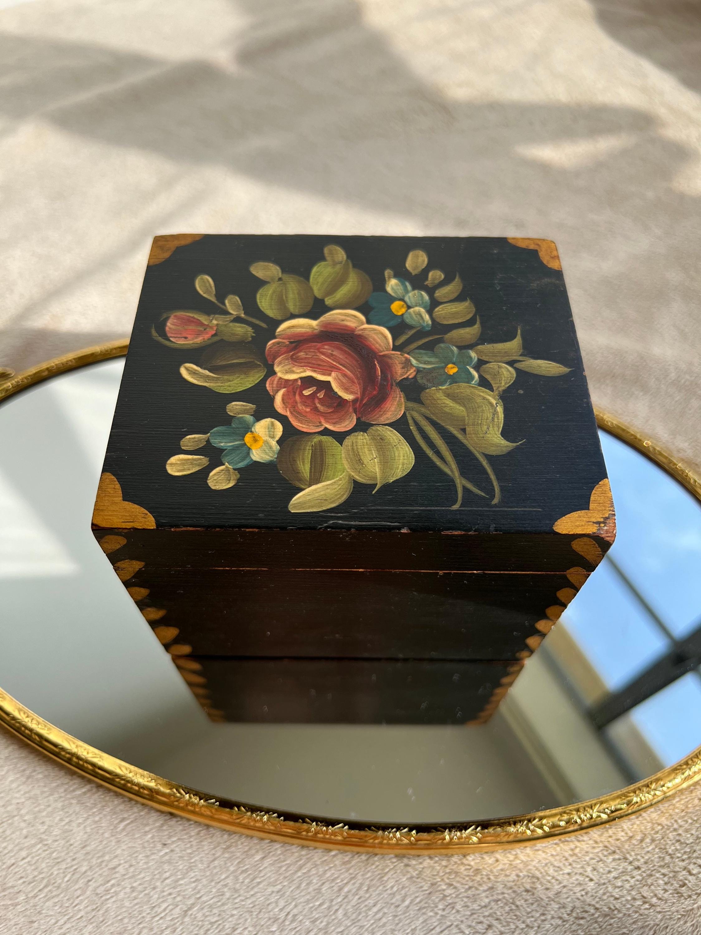 Ancienne petite boîte à bijoux  sculptée décors floraux fait mains