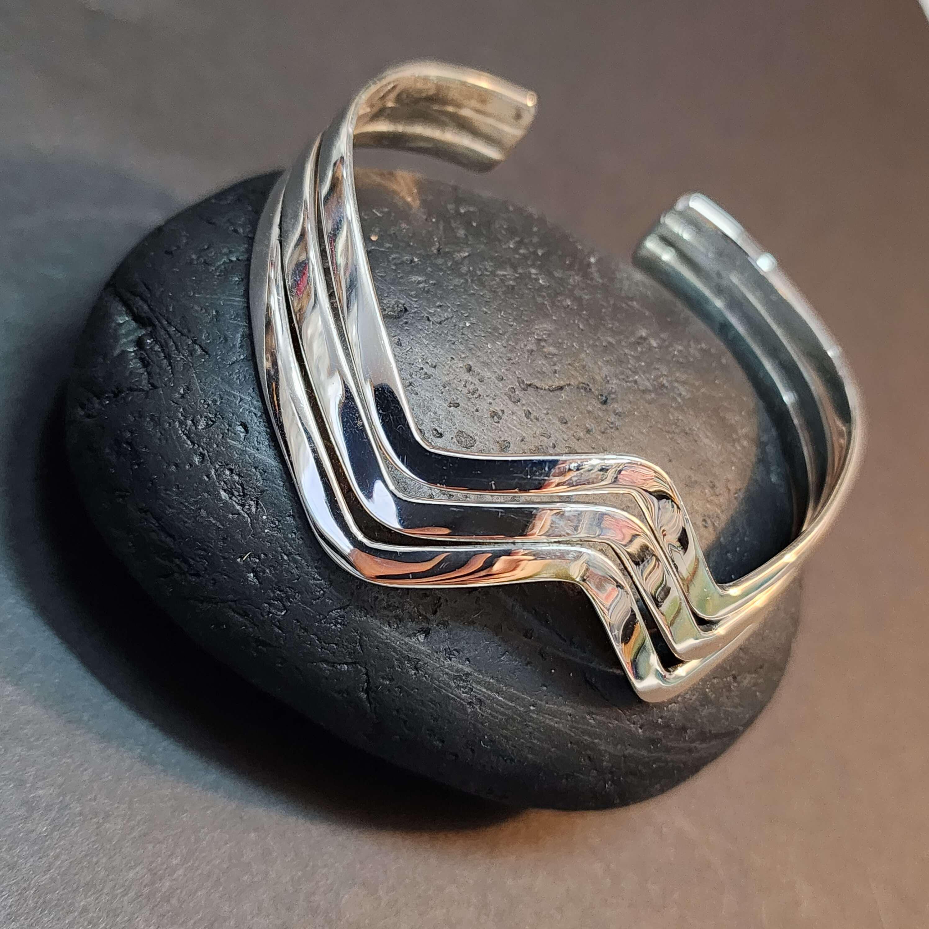 【新品未開封・送料無料】 Sterling Vintage Silver Waves Beautiful Bracelet, Cuff アクセサリー