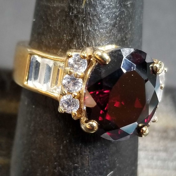 Size 6 Ring Vintage Golden with Red and Clear Fac… - image 1