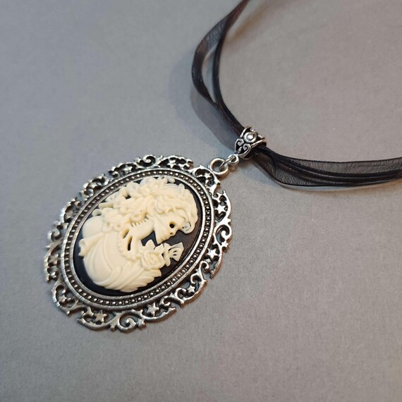 Pendentif Collier Main Squelette Argenté - Déguisement Halloween, Neuf Avec étiquettes