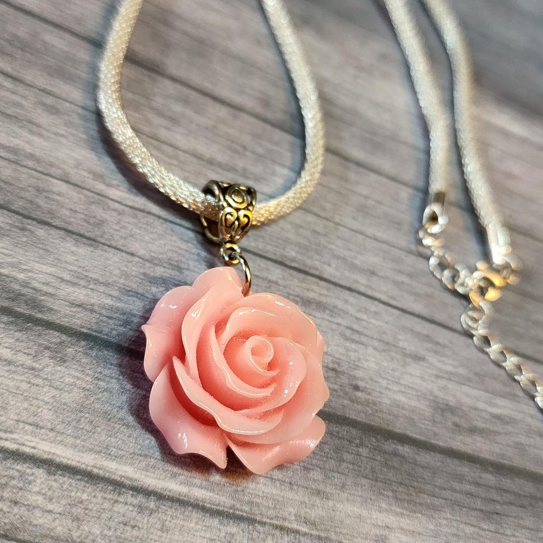★VINTAGE HOLLYWOOD★ Posy Rose Necklace_VH2435NE007M Carved Resin Flower Rose Pendant Necklace, 1950s – Stylemined