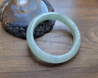 Brazalete de jadeíta birmana verde claro certificado (diámetro interior 56,3 mm), grado A, natural y sin tratar, sin tintes ni infusiones de polímeros.